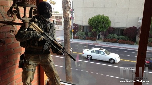 Полиция, ворвавшаяся в студию Роберта Боулинга, сразилась со статуей Call of Duty